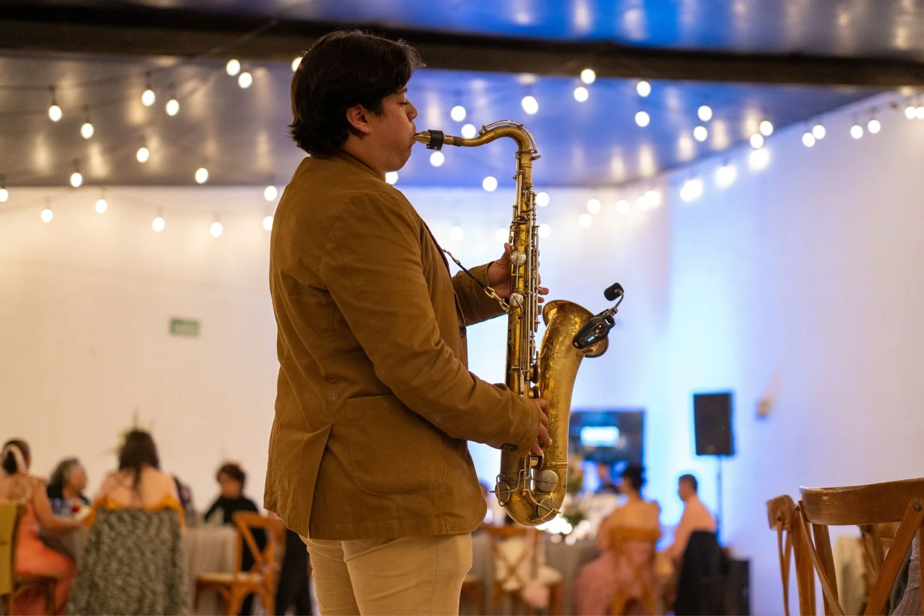 Saxofonista tocando durante una celebración