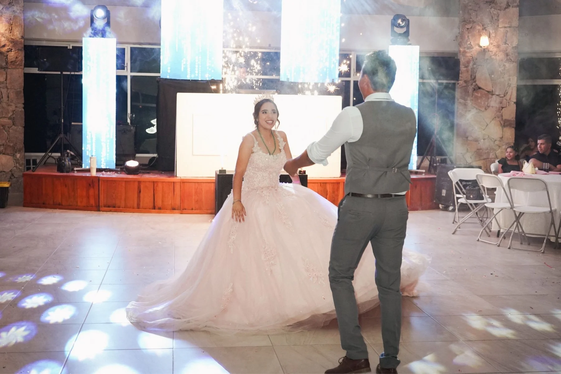 Baile de la festejada frente al montaje de producción