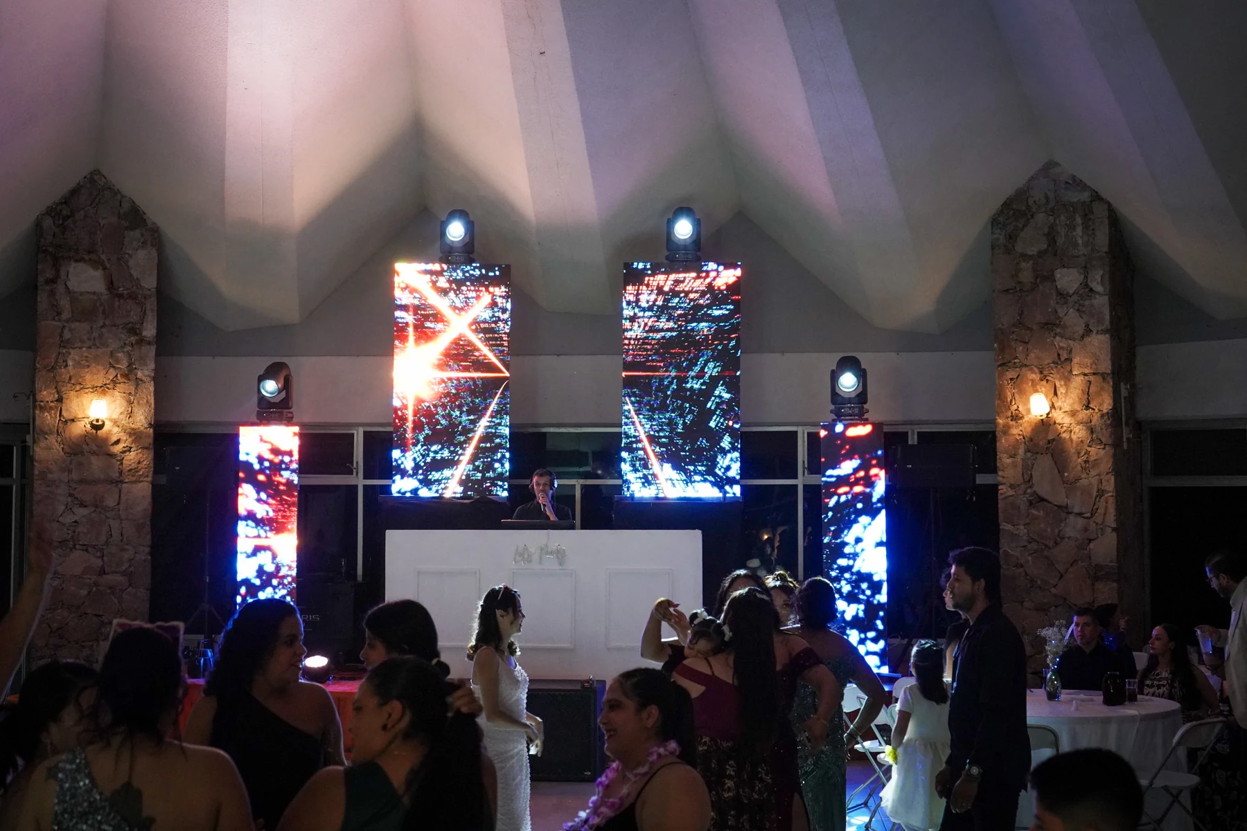 Montaje Bunker con pantallas LED, cabina de DJ e iluminación